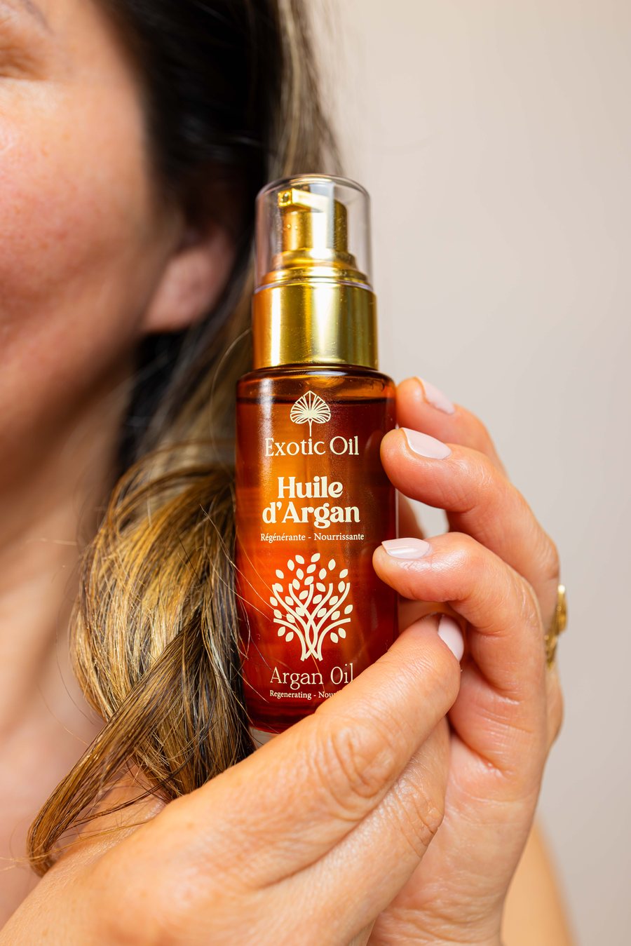 Huile d’argan bio Exotic Oil appliquée sur le visage